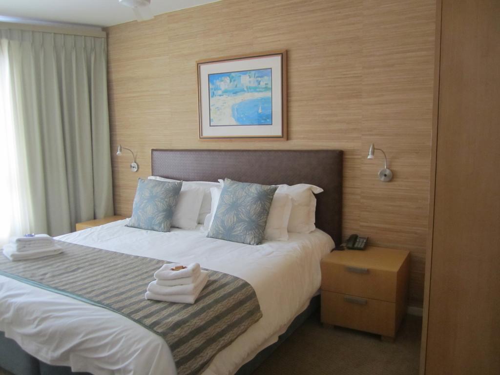 One Fine Stay Strand Room photo
